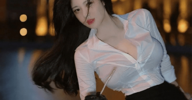 Mỹ nữ khó che dáng người hoàn hảo trong chiếc áo sơ mi HOT nhất tuần qua