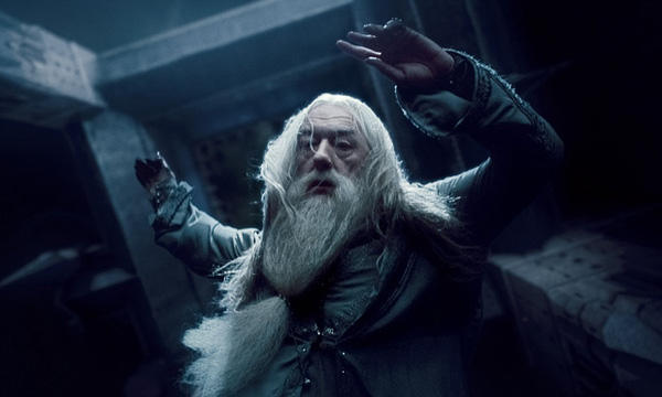 Khoảnh khắc chạnh lòng biến Harry Potter thành kẻ vô ơn: Bỏ quên cụ Dumbledore trong lúc “dầu sôi lửa bỏng”, bảo sao bị fan trách!