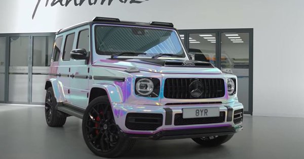 Bé gái 10 tuổi được gia đình tặng Mercedes-AMG G 63, tự tay cầm lái có hẳn Rolls-Royce hộ tống