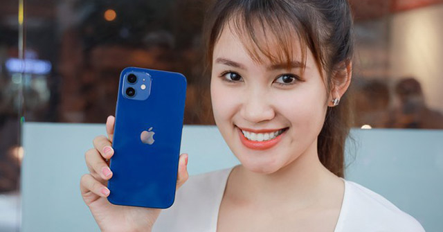 Giá iPhone 12 trong nước giảm tới 3,8 triệu, nên mua hay không?