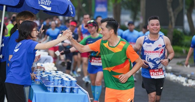 Cung đường huyền thoại Tay Ho Half Marathon 2024 tỏa sáng cùng những bước chạy
