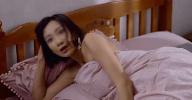 Vợ đau đớn bắt gian chồng tại giường với “người thứ ba”