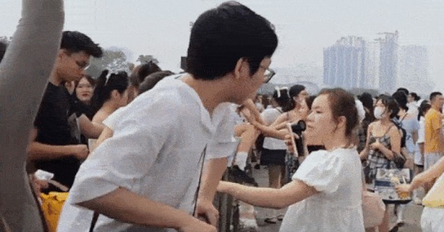 Khán giả trèo rào ở Mỹ Đình để vào xem concert Anh trai