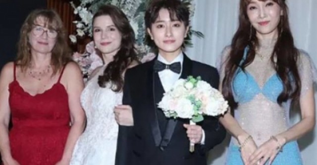 Bà mẹ bị chỉ trích vì mặc váy xuyên thấu đến đám cưới con gái