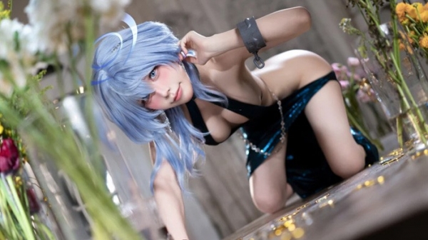 Mê đắm ảnh Cosplay Ako 'trần trụi' trong Blue Archive