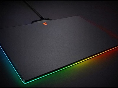 Gigabyte khoe bàn di chuột RGB và M.2 Riser Card mới toanh của hãng này