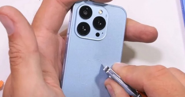 Thử nghiệm độ bền “iPhone Ultra Mini” giá chỉ 1,54 triệu đồng