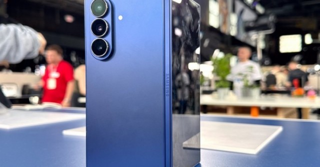 Galaxy Z Fold 7 trình làng: Thiết kế cũ, giá vẫn... đắt