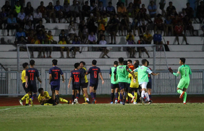 Tranh chấp bóng, U15 Thái Lan và U15 Malaysia lao vào đánh nhau ở chung kết