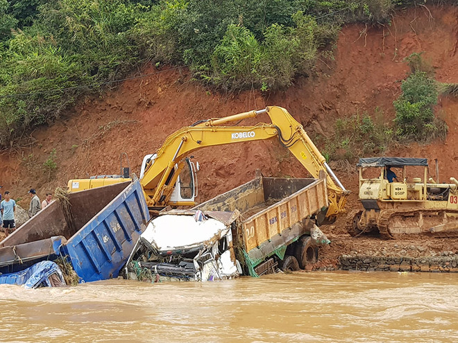 Trắng đêm di dân chạy lũ, thiệt hại lớn về người và tài sản