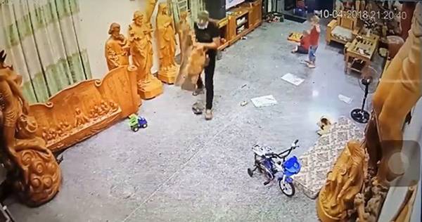 Tá hỏa vì trộm vào nhà xách mất nhiều đổ quý giá, chủ nhà xem lại camera lại mở tiệc ăn mừng