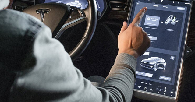 Hack vào CPU xe Tesla, tin tặc được trải nghiệm “chùa” những tính năng cao cấp