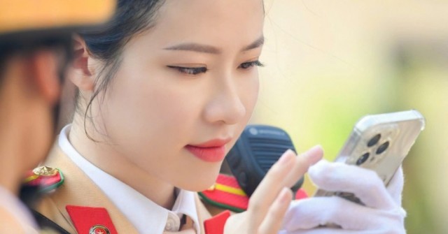Nữ chiến sỹ xinh đẹp gây chú ý trong khối dẫn đoàn mô tô