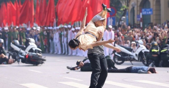 Danh tính nữ Cảnh sát giao thông kẹp cổ 