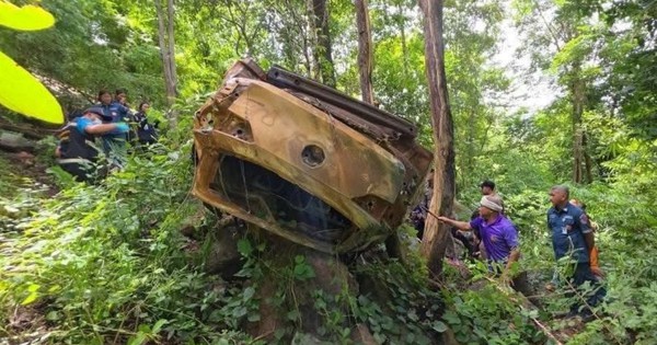 Đi cứu hộ nhưng lại tìm thấy 1 chiếc xe khác, nhìn vào bên trong khiến tất cả đều giật mình