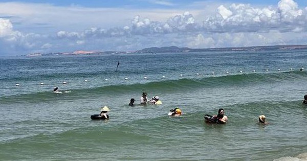 Hơn 100 người bất ngờ nhiễm bệnh lạ sau khi đi tắm biển