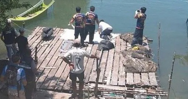 Người dân phát hiện thi thể bị xích và dìm dưới nước ở bến tàu nổi tiếng