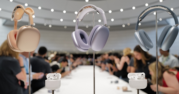 Trên tay Apple AirPods 4 và AirPods Max: bản thường cũng có ANC, bản Pro thêm tính năng trợ thính, bản Max nâng cấp nhẹ