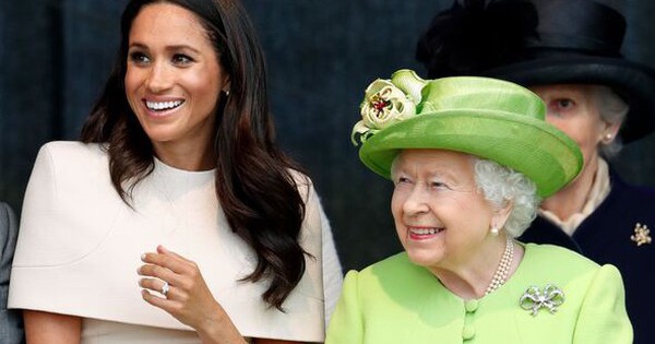 Meghan bị chỉ trích vì hành động kém tinh tế trong lúc Hoàng gia Anh tưởng niệm 2 năm ngày mất của Nữ vương Elizabeth