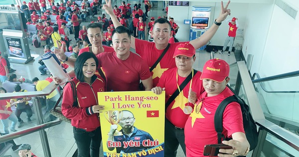 Phương Thanh, Lý Hùng và hàng trăm CĐV nhuộm đỏ sân bay, sang Philippines cổ vũ U22 Việt Nam thi chung kết SEA Games 30