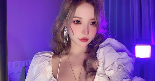 Vô tình để lộ thu nhập trăm tỷ ngay trên sóng livestream, nữ streamer vẫn kêu trời vì bị chậm lương 