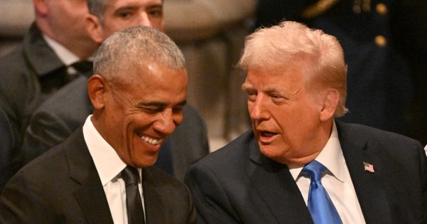 Ảnh ông Trump và ông Obama thân thiết gây bão mạng