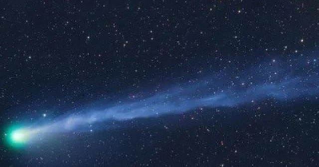 Ngắm 'sao chổi ác quỷ' màu xanh lá cây phát nổ phóng qua Thiên hà Andromeda