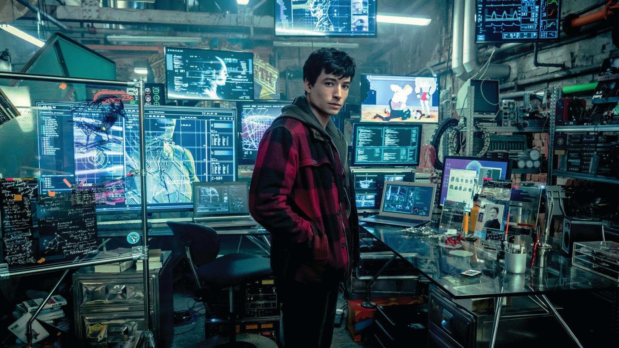 Nam diễn viên thủ vai Flash - Ezra Miller chao đảo sự nghiệp khi bị cảnh sát bắt giữ