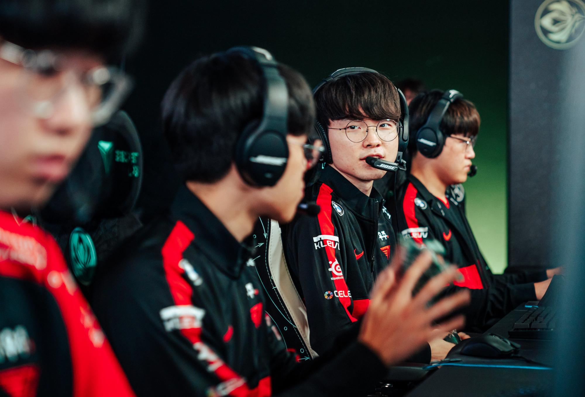 Khép lại ngày đầu MSI 2022, Faker chỉ trích mức ping tại phòng tập và nhà thi đấu là khác nhau