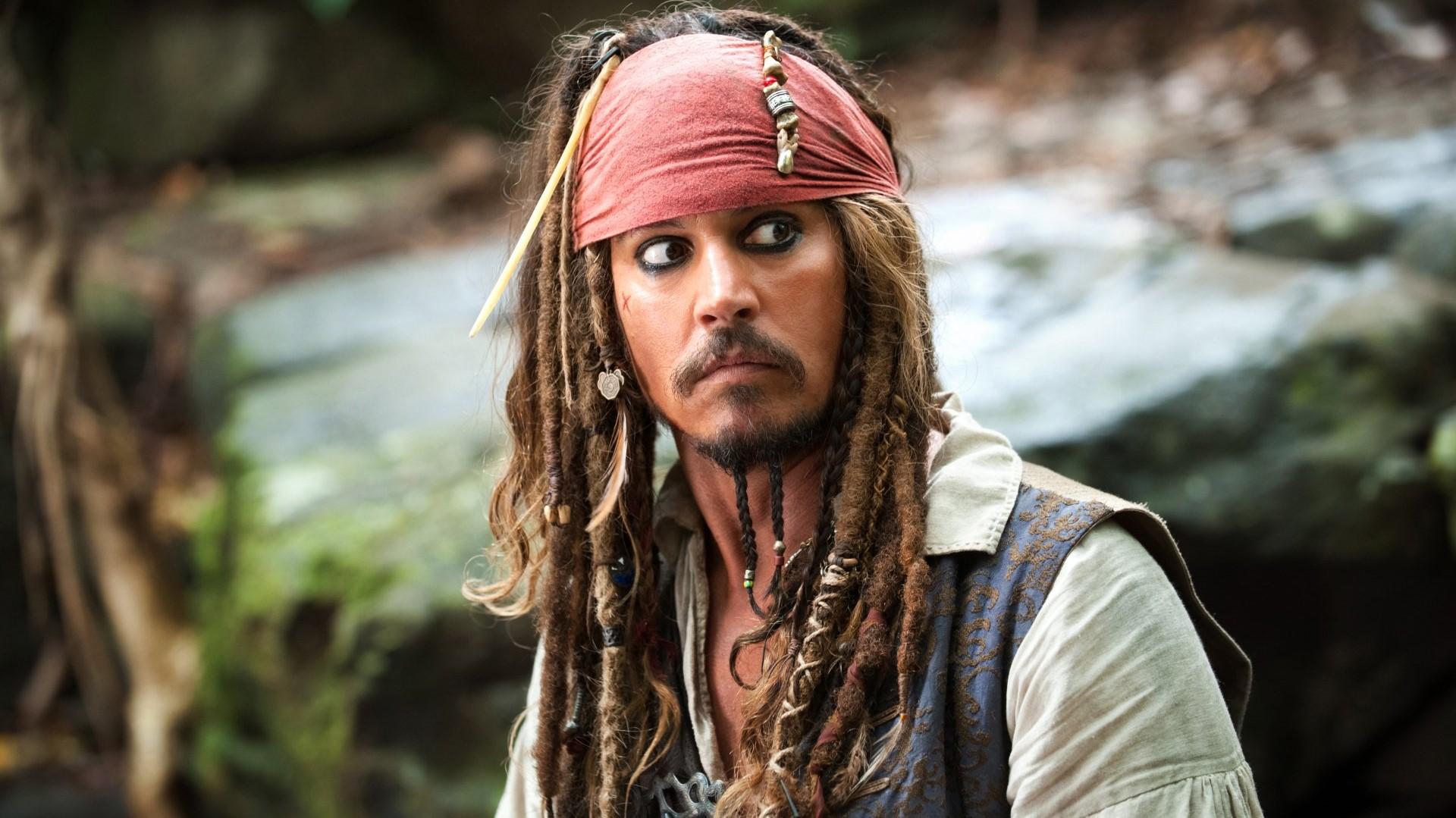 Johnny Depp 'quay xe', ám chỉ việc có thể 'nối lại tình xưa' với Disney