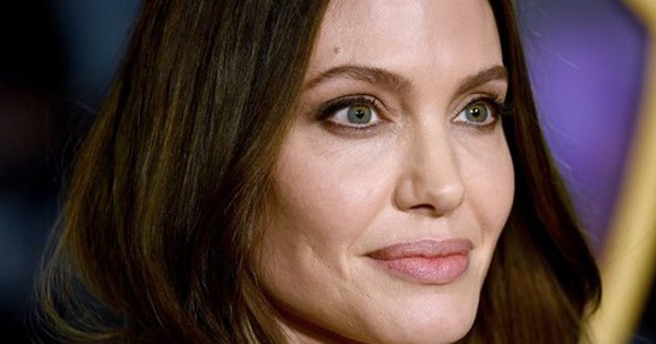 Angelina Jolie cảnh cáo hai vệ sĩ