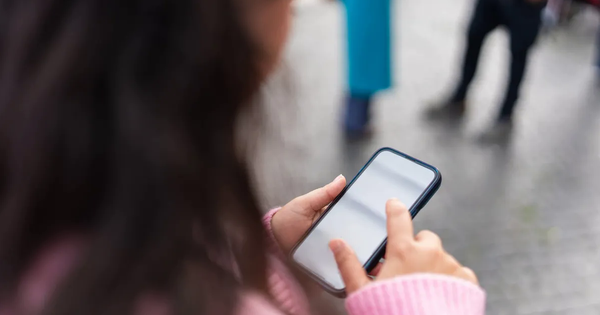 Người dùng smartphone có nên sử dụng miếng dán màn hình chống nhìn trộm?
