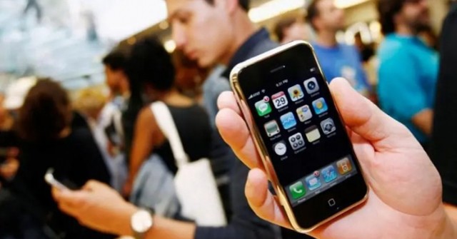 Hối hận vì đánh giá thấp iPhone của huyền thoại Steve Jobs