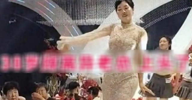 Cô dâu 38 tuổi nhảy múa, đánh trống tưng bừng trong đám cưới, khách ngán ngẩm