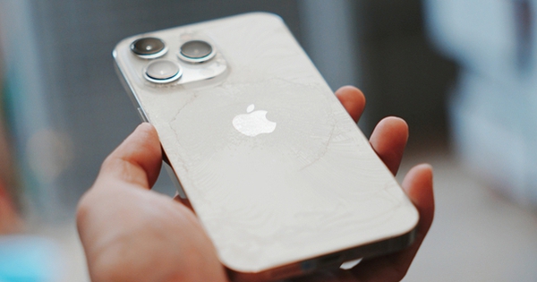 iPhone 13 Pro sau 2 năm: Mặt lưng vỡ nát, pin còn 82%, không muốn lên đời nhưng có thể phải nghĩ lại vì iOS 26