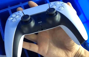 Trên tay DualSense mới của PS5, với kích thước lớn hơn nhiều DualShock 4