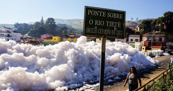 Dòng sông bọt xà phòng trắng xoá chảy cuồn cuộn ở Brazil