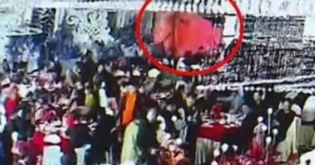 Bị phát 'clip nóng' giữa đám cưới 600 khách, cô dâu chú rể đứng hình