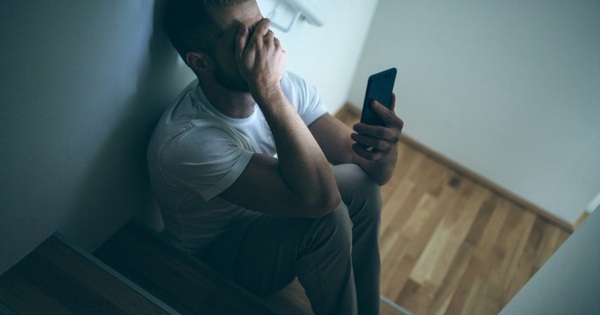 Đang lướt mạng, người đàn ông 30 tuổi bất ngờ phát hiện vợ mình có chồng mới