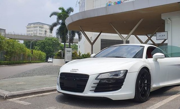 Thú chơi siêu xe từ Lào ngày càng được ưa chuộng, có thêm một chiếc Audi R8 V8 đời cũ được nhập về theo con đường này