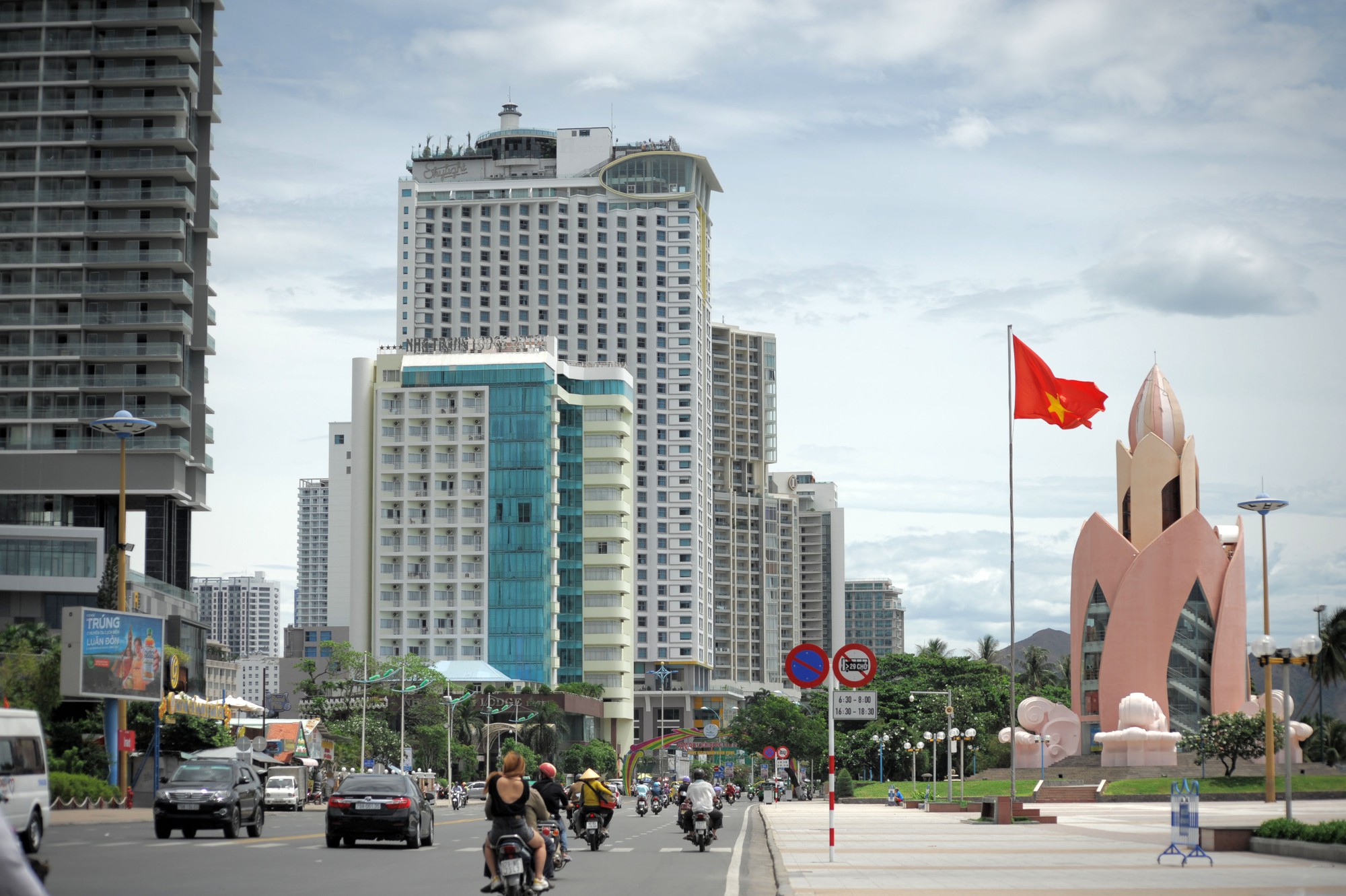 Nha Trang: Du khách 'nín thở' qua đường xuống biển