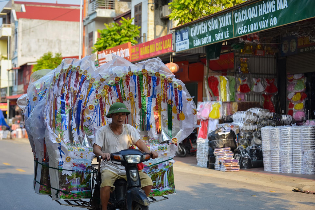 Trực thăng, cần cẩu, xe phân khối lớn bằng giấy để cúng rằm tháng 7