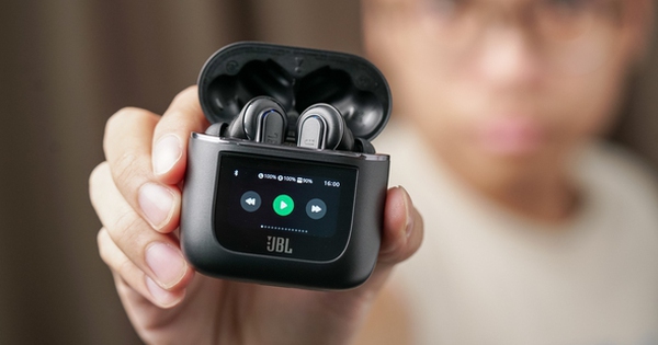 Đây là cặp tai nghe True Wireless với màn hình đầu tiên trên Thế giới