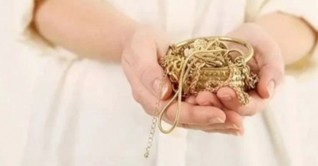 Sau khi chia tay, cô gái phát hiện toàn bộ trang sức vàng bị bạn trai cũ đánh tráo thành đồ giả