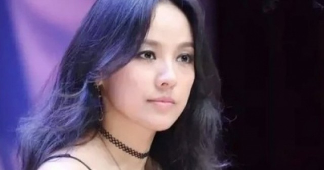 Nữ ca sĩ nổi tiếng bị thương dẫn đến biến dạng ngón tay