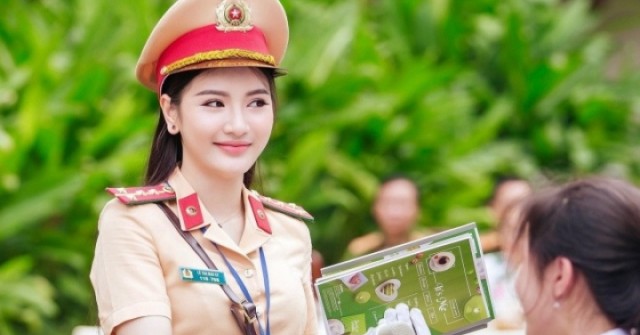 Vai 'girl phố' gây bão mạng và chuyện chưa kể của nữ công an quê Thanh Hoá