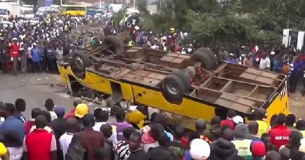 21 người tử vong khi xe buýt đi đưa tang bị lật xuống mương