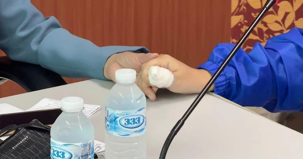 Vừa bước vào nhà, người phụ nữ hoảng hốt khi chồng cũ nấp trong bóng tối, nói ra 1 câu lạnh người