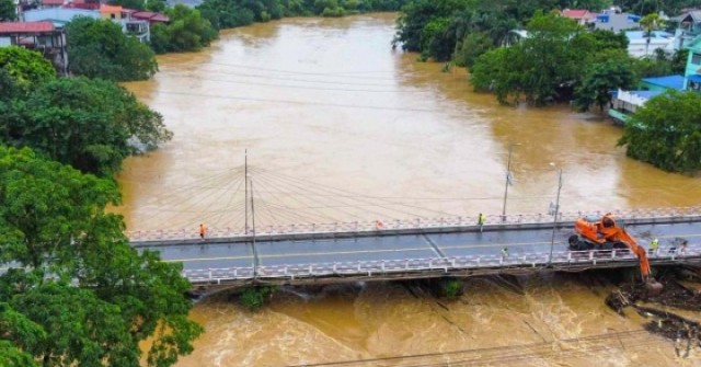 Người miền Trung ‘lớn lên cùng con lũ’ bày cách sống còn trước dòng nước dữ