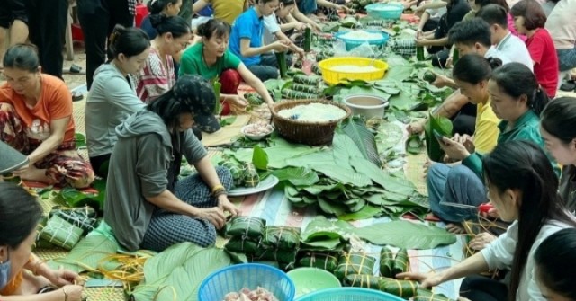 Người miền Trung 'đỏ lửa' nấu hàng nghìn bánh chưng gửi đồng bào lũ lụt